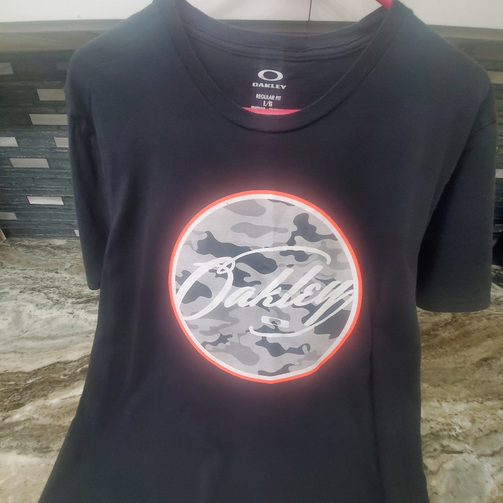 Oakley Men's large T-shirt